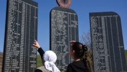 Pllaka përkujtimore për viktimat e masakrës në fshatin Izbicë. Fotografi nga arkivi.