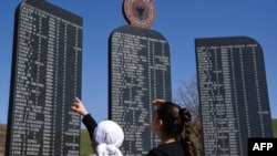 Pllaka përkujtimore për viktimat e masakrës në fshatin Izbicë të Kosovës (fotografi nga arkivi).