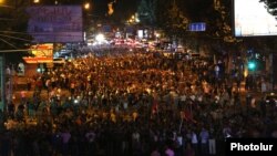 Armenia - People rally in Yerevan in support of gunmen occupying a police station, 25Jul2016.