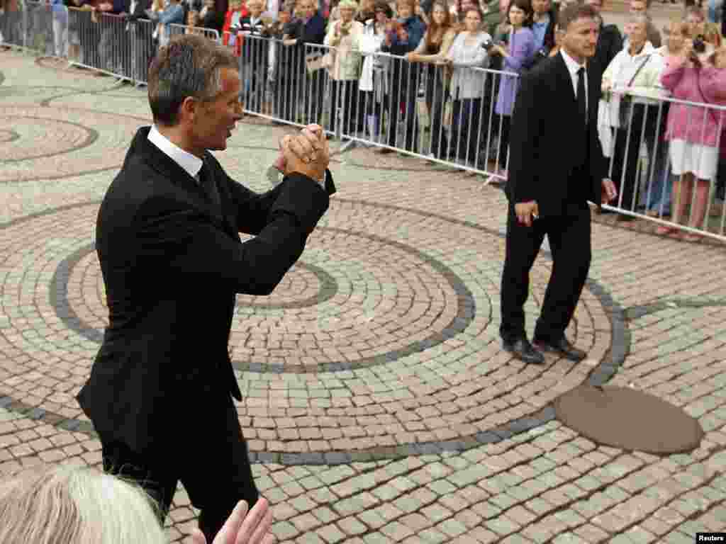 Premijer Jens Stoltenberg (levo) pozdravlja okupljene građane koji stoje u redu da potpišu knjigu žalosti ispred Univerziteta u Oslu, 25. jul 2011.