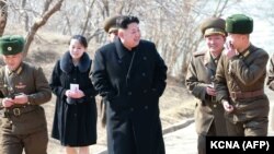 Ким Чен Ын с сестрой и военными.