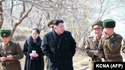 Kim Jong-Un (ortada), Kim Yo-Jong (soldan ikinci)