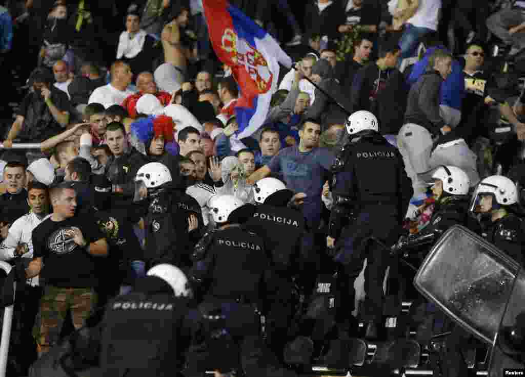 Sukobe policije i navijača Srbije. 