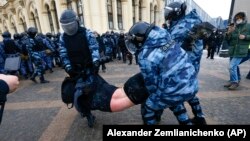 Москва, 31 січня 2021 року: поліція затримує, довколишні фоткають