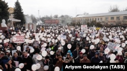 People rally outside the Volokolamsk town hall demanding the closure of the Yadrovo domestic waste landfill on April 1.