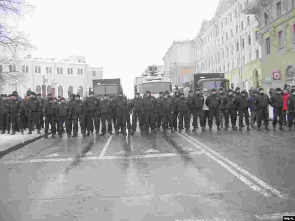 Митингующие предприняли попытку прорваться через центральный проспект к зданию Администрации президента, однако все подступы к нему были блокированы бойцами спецназа.