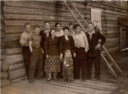 Депортовані під час Великодня. Брат Ольги – третій зліва у другому ряду. 1959 рік