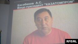  Вице-президент компании «Казатомпром» Аскар Касабеков дает признательные показания против своего бывшего руководителя Мухтара Джакшиева. Видеосъемка КНБ. Астана, 1 июня 2009 года.