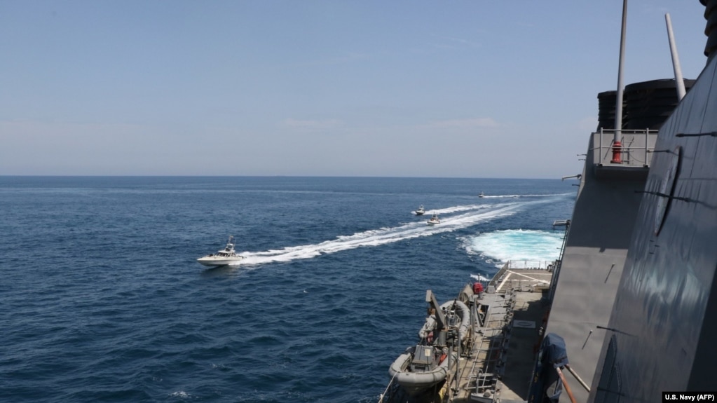 この米国海軍の写真は、4月15日にペルシャ湾の国際海域で誘導ミサイル駆逐艦USSポールハミルトンに近いイランイスラム革命警備隊の船を示しています。