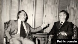 Николае Чаушеску, президент социалистической Румынии, и Луис Корвалан (слева). 23 мая 1977