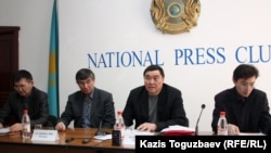 Представители Международного комитета по Жанаозену на пресс-конференции. Алматы, 29 января 2012 года.