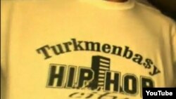Түркменстан рэперінің сахнаға шығу үшін киген киімі. Сурет Youtube сайтынан алынды.