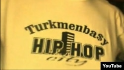 "Türkmenbaşy Hip Hop" ýazylan ýazgy