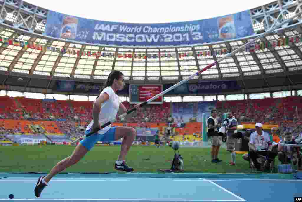 Russia&#39;s Yelena Isinbayeva warms up ahead of the women&#39;s pole vault final at the 2013 IAAF World Championships at the Luzhniki stadium in Moscow on August 13. (AFP/Franck Fife)