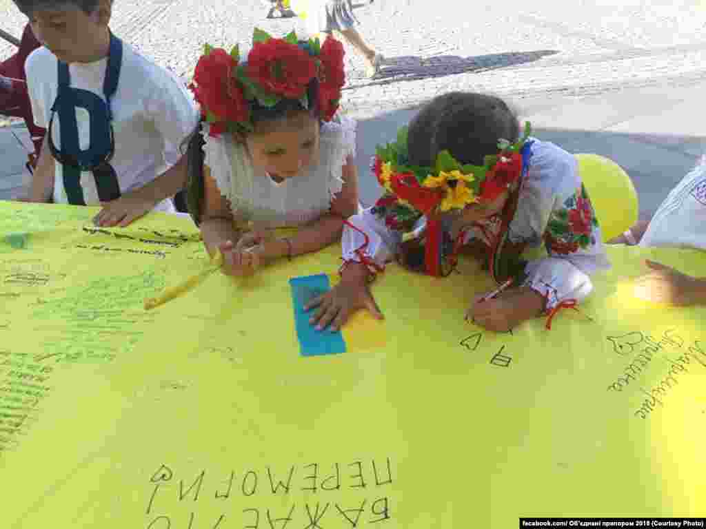 Малі україночки розписують свій прапор у Мармарисі, в Туреччині