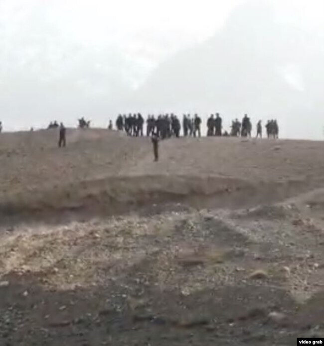 Дар чанд видео, ки дастраси Радиои Озодӣ шуд, таҷаммӯи сокинон дида мешавад