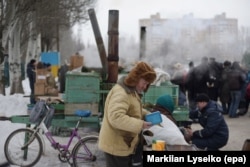 Украинская армия раздает еду и горячий чай жителям Авдеевки, 2 февраля 2017