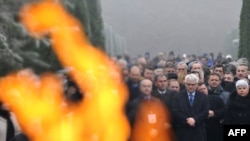 Croatian President Ivo Josipovic (2nd right) and Prime Minister Jadranka Kosor (right) pay their respects during a ceremony at the 1991 war-victims cemetery in the eastern Croatian town of Vukovar on November 18.