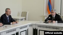 президент Армении Серж Саргсян (справа) представляет сотрудникам ССС нового руководителя ведомства Ваграма Шаиняна, 6 мая 2014 г․