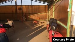 Люди ждут автобус, который должен отвезти их в обсерватор
