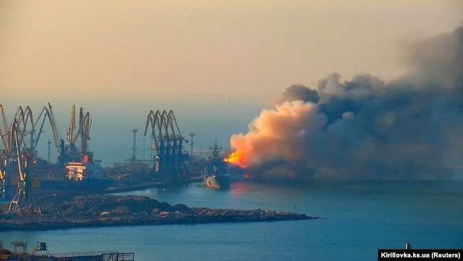 Пожежа в порту міста Бердянська, 24 березня 2022 року. Генштаб ЗСУ повідомив, що ударом українських військових було знищено російський великий десантний корабель «Саратов»