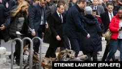 Fransa prezidenti Emmanuel Macron "sarı jiletlilərin" etirazlarından sonra Parisin küçələrinə baş çəkir (Foto dekabrın 2-də çəkilib)