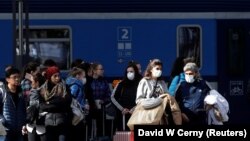 Пасажири чекають на поїзд на головному залізничному вокзалі Праги, Чехія, 13 березня 2020 року