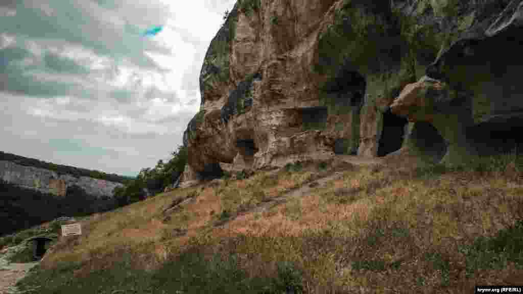От древнейшей части Чуфут-Кале сохранились главная стена и арка X века. Город находился под контролем половцев и Золотой Орды. В разные годы его заселяли караимы и аланы