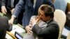 Павел Климкин обнимает Саманту Пауэр после избрания Украины непостоянным членом Совета безопасности ООН