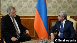 Президент Армении Серж Саргсян (справа) и спецпредставитель ЕС по вопросам Южного Кавказа и урегулирования кризиса в Грузии Герберт Зальбер, Ереван, 30 июля 2014 г. 