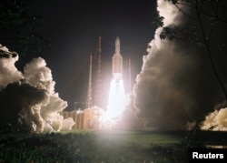 Thales Alenia Space ширкати ишлаб чиқарган 2 сунъий йўлдошни фазога олиб чиқаётган Ariane 5 ракетаси, 18 апрель, 2008 йил