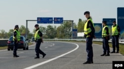 Австрийская полиция на автостраде близ границы с Венгрией.