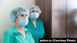 Медработницы инфекционного отделения Псковской больницы на встрече с губернатором