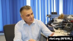 Igor Boțan în biroul Europei Libere de la Chișinău