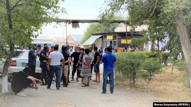 Жамбыл облысындағы әскери қоймада болған жарылыс құрбандарын Тараздағы облыстық психикалық аурухана аумағындағы мәйітханадан алып кетуге келген туыстары. 27 тамыз 2021 жыл.