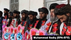Të burgosurit talibanë pas lirimit nga burgu i Kandaharit, më 12 korrik, 2020. Vitin e kaluar, Qeveria afgane ka liruar më shumë se 5,000 të burgosur talibanë, për të ndihmuar fillimin e bisedimeve të paqes në Doha të Katarit.
