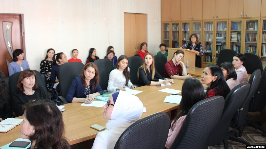 Киңәшмәдә катнашкан галимнәр һәм татар теле укытучылары