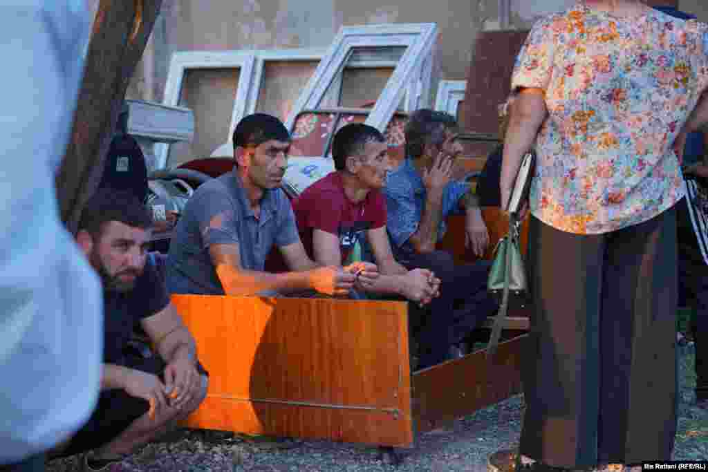 24 ივლისი, თბილისი - თვალჭრელიძის ქუჩაზე შენობებიდან გამოსახლებულები ქონებას ყარაულობენ.პოლიციამ ათობით ოჯახი გამოასახლა, წინააღმდეგობის გაწევის გამო რამდენიმე ადამიანი დააკავეს.ფოტო: ილია რატიანი