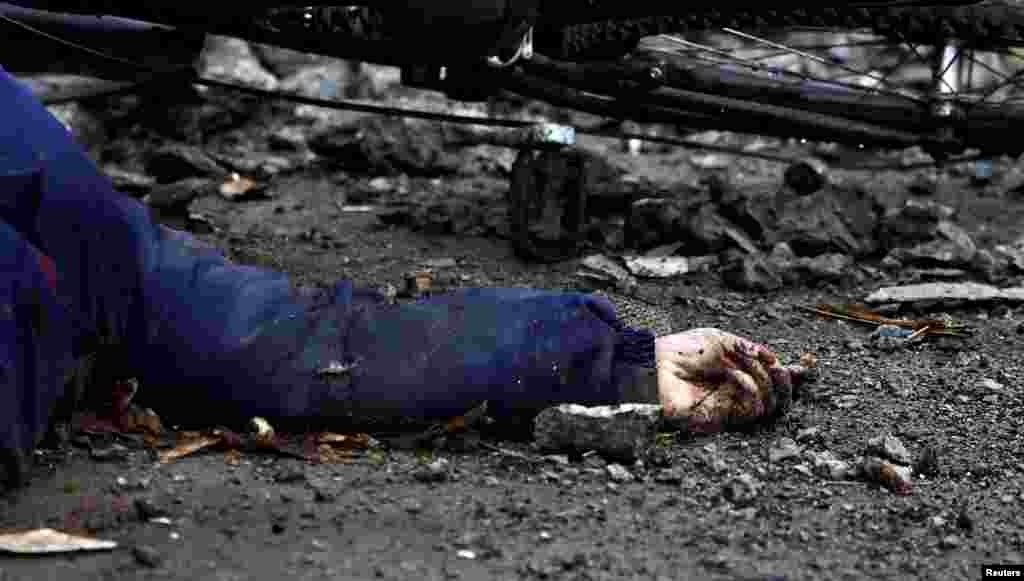 Kosovo: Tijelo ubijenog Albanca u blizini sela Račak u Štimlju. Nedavno je Specijalno tužilaštvo Kosova podiglo optužnicu protiv 21 osobe u vezi s ovim masakrom.Ukrajina: Tijelo Iryne Filkine, žene koju su prema navodima mještana ubili ruski vojnici, fotografisano nasred ulice u Buči u Ukrajini 2. aprila 2022.