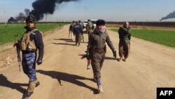 Бійці «пешмерґи» у спільному патрулі з армією Іраку біля міста Кіркука на півночі країни, в місцевості, щойно визволеній від «Ісламської держави», фото 2 лютого 2015 року