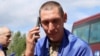 Un fost prizonier de război ucrainean vorbește la telefon după ce a fost eliberat, la 19 august 2026. 