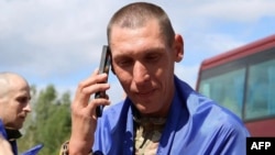 Un fost prizonier de război ucrainean vorbește la telefon după ce a fost eliberat, la 19 august 2026. 