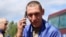 Un fost prizonier de război ucrainean vorbește la telefon după ce a fost eliberat, la 19 august 2026. 