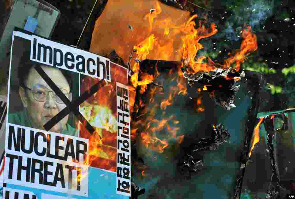 Južna Koreja - Protesti - U Seulu su protestanti zapalili sjeverno-koreansku zastavu tražeći od medjunarodne zajednice da kazni Sjevernu Koreju radi probe nuklearne bombe. 