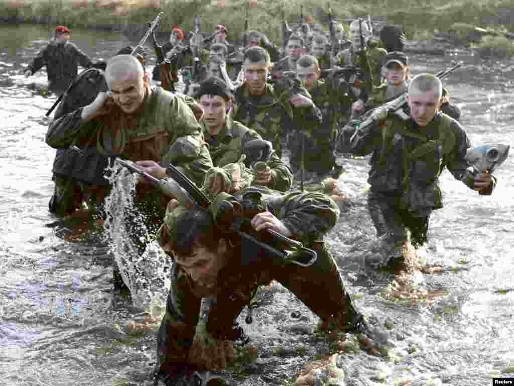 Bjelorusija - Da bi postali dio specijalnih snaga ovi policajci su morali proći vrlo težak test izdržljivosti i sposobnosti, Minsk, 03.11.2010. Foto: Reuters / Vasily Fedosenko