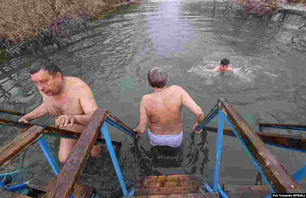 По словам тех, кто соблюдает традицию купания в праздник Крещения, ледяная вода смывает грехи и укрепляет здоровье.