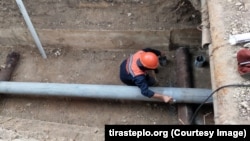 Muncitor de la Tirasteploenergo efectuează lucrări de înlocuire a unei secțiuni a rețelei de încălzire în or. Grigoriopol, 10 septembrie 2025