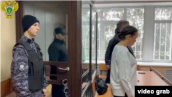 Алексей Локотченко (за стеклом)