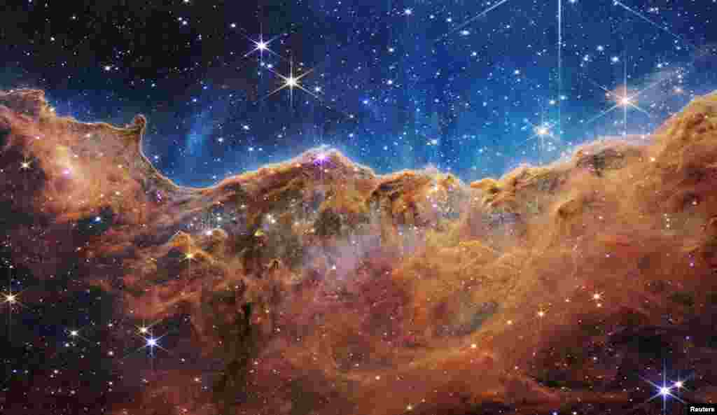 Ezen a képen a tőlünk 7600 fényévre található Carina-köd látható. A James Webb űrteleszkóp képes volt átnézni a kozmikus poron, és infravörös fényben megörökíteni a csillagok születésének eddig nem látott területeit. A James Webb egy 6,5 méter átmérőjű infravörös űrtávcső, amely 2021 decemberében hagyta el a Földet a Guyana Űrközpontból. Az eszköz a&nbsp;tervek szerint a Hubble űrtávcső&nbsp;szerepét veszi majd át , úgy, hogy közben a Hubble is működésben marad.