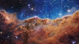 «صخره‌های کیهانیِ» سحابی شاه‌تخته. این سحابی که در صورت فلکی شاه‌تخته قرار دارد یکی از «زایشگاه‌های» درخشان ستاره‌ای در فضاهای دوردست است، در فاصله حدود ۷۶۰۰ سال نوری از ما. از تصاویر تازه تلسکوپ فضایی جیمز وب ناسا.